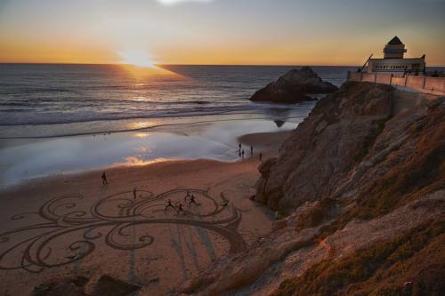 Sunset yoga+art photo by @kzapolska. It was a beautiful evening. #rakeart #yoga #beach #calligraphy 