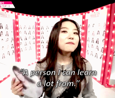 Sohye voting for Sejeong as the most beautiful trainee. 