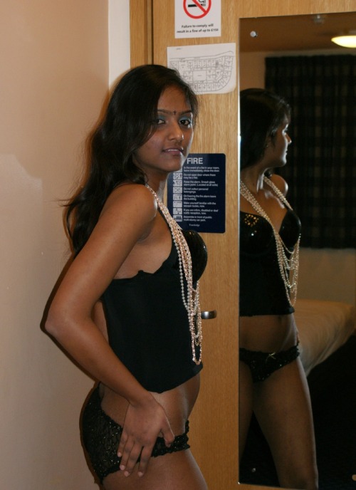 desiindiangirls:  Indian Bikini Model Posing