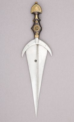 art-of-swords:  Cinquedea DaggerDated: circa 1500Culture: ItalianMedium: steel, copper alloy, hornMeasurements: L. 11 15/16 in. (30.3 cm); L. of blade, 7 5/8 in. (19.35 cm); greatest W. 3 3/16 in. (8.08 cm); greatest W. of blade, 2 3/16 in. (5.54 cm);