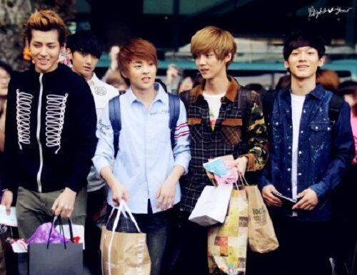 rarachocolate:this picture makes me so sadeveryone is holding their presents but jongdae is empty ha