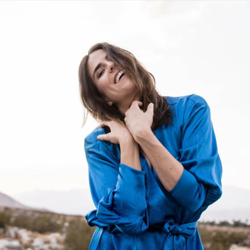 keatingfivegifs: karlasouza: Me quedó el cuello adolorido después de posar para &