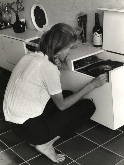 hanselfrombasel:  girl at record player, 1970 photo by claar pronk   