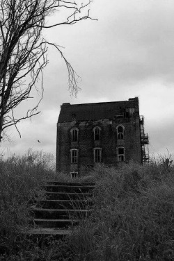 seasons-in-hell:  Creepy Abandoned Places/FB -edited.