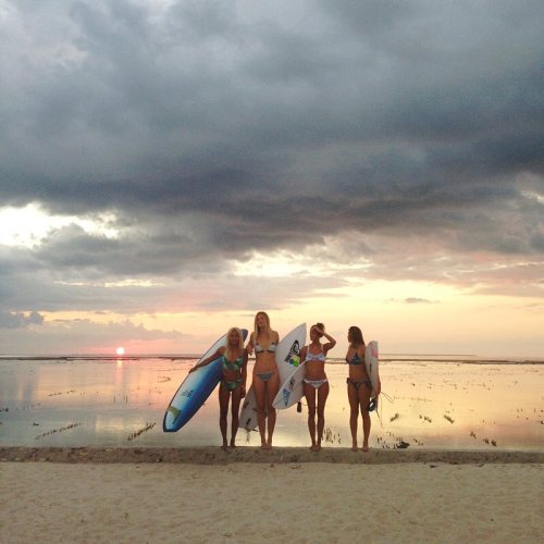 http://surfandbefree.tumblr.comKelia, Bianca, Monyca & Brunaph. Roxy