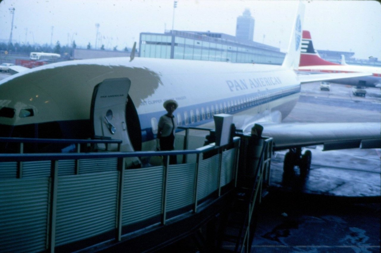 fifties-sixties-everyday-life:  John F. Kennedy International Airport, 1968.