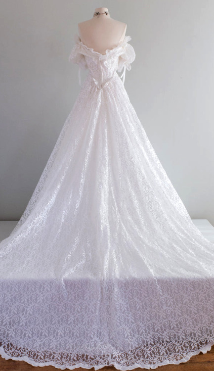 ruched:XtabayEarly 1980s wedding gown