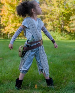 theriversdaughter:  mizkit:  staydecara:  My daughter loves Star Wars  look i know i reblogged this last night but i just love it so much  I seriously can’t love this any harder. 