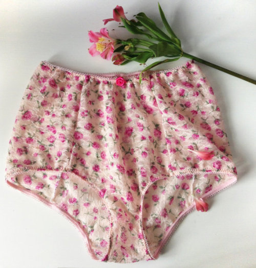 inlovewithburlesquelingerie:Flower Knickers