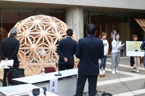 サッカーボールの原理を応用！島根の学生が造った「釘を使わない木製茶室」が美しすぎる木を組み合わせた不思議な球体。釘を使わない伝統的な木工技術「組子」（くみこ）で造った「茶席」である。