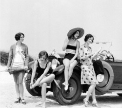 lesanneeselegantes:  1925 seaside 