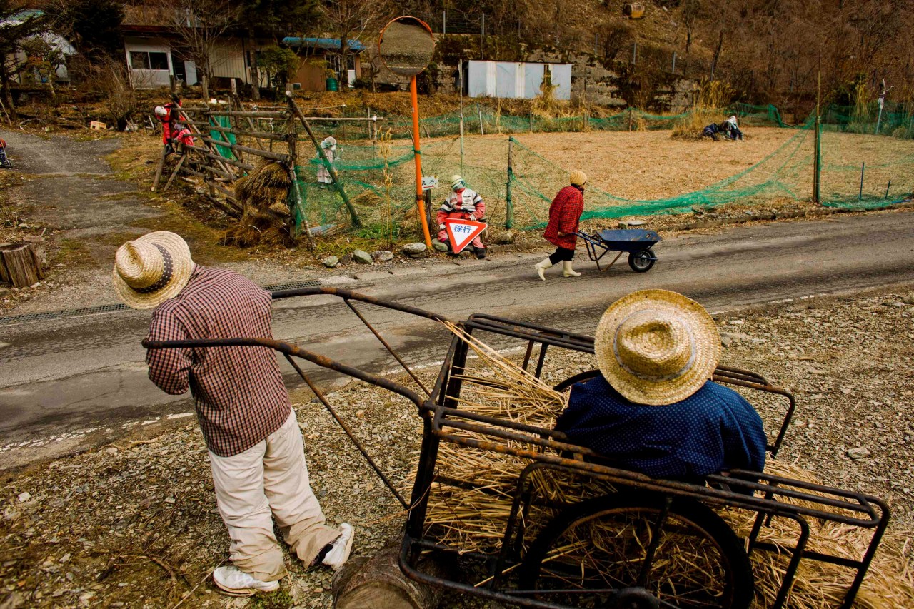 LOS ESPANTAPAJAROS DE NAGORO: Un espantapájaros se sienta en un campo en el pueblo de Nagoro en la isla de Shikoku, en el sur de Japón 24 de febrero de 2015. Tsukimi Ayano hizo su primer espantapájaros hace 13 años. El muñeco de paja de tamaño...