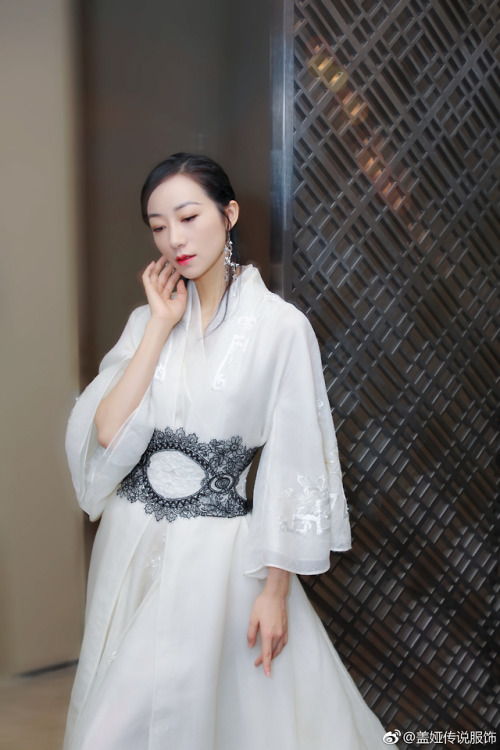dressesofchina: Actresses Liu Tao and Han Xue wear  modern hanfu from   Heaven G