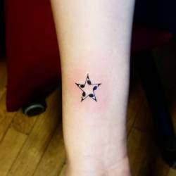 Pequenostatuajes:  Tatuaje De Una Estrella Creada Con 5 Notas Musicales, Situado