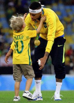 barcelonaesmuchomas:  Neymar celebrates with his son after the Men’s Football Final between Brazil and Germany at the Maracana Stadium on Day 15 of the Rio 2016 Olympic Games on August 20, 2016 in Rio de Janeiro, Brazil. 