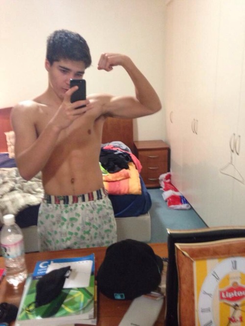 flood-shadow-in-zoo:  Latino Twink Cock Show 