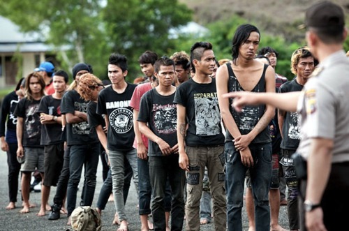 hetalia-is-my-addiction: panic-atthetesco: kikiisakitty: potatofart: Oppression of punks in Indonesi