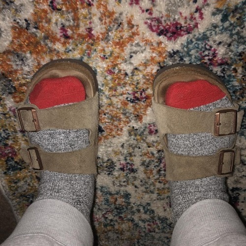 100% obsessed with birks-n-socks now. No shame in my footwear game. This is the PNW.  . . . #cascadi