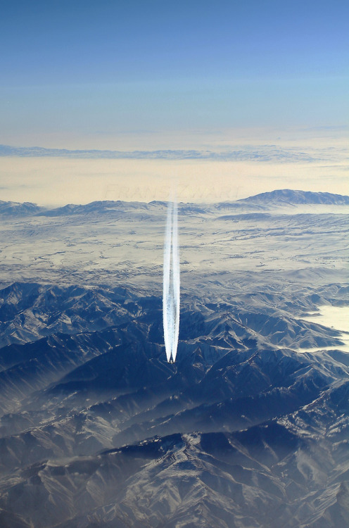 fuckyeahairplaness:  Inbound traffic crossing below by Frans Zwart 
