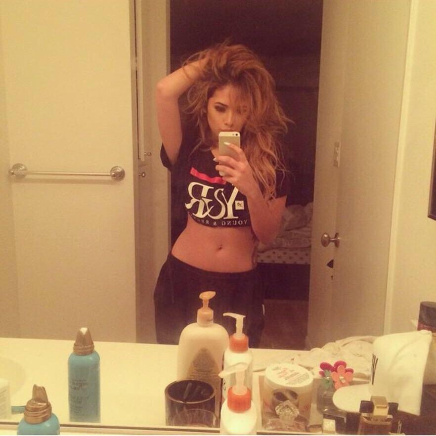 jasminev-news:  Jasmine posted this mirror selfie on Instagram &amp; deleted