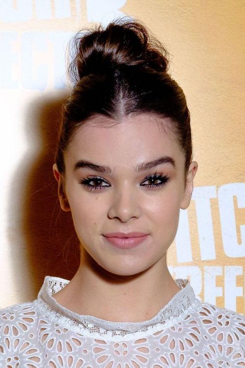 Hailee Steinfeld in London December 2017bringing the Bun across the Atlantic