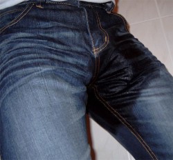 jeansluvver:  Piss and cum on jeans  hehehe