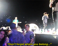 babustyles:  Harry Styles helping a fan that was passing out during a concert x 