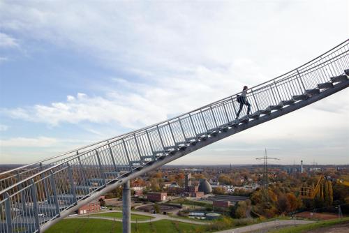 i-slept-with-the-devil:  ive-been-triggered-by-kankri:  likeafieldmouse:  Heike Mutter & Ulrich Genth - Tiger & Turtle (2011) - A walk-along “roller coaster”  HOW THE FUCK DO YOU DO THE LOOP-DE-LOOP DO YOU HAVE TO RUN AND DO YOUR BEST OR