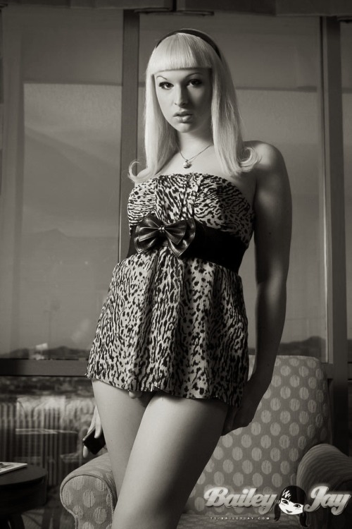 a-sigh-in-the-dark:  http://adorablehornydoll.tumblr.com/post/40450636237