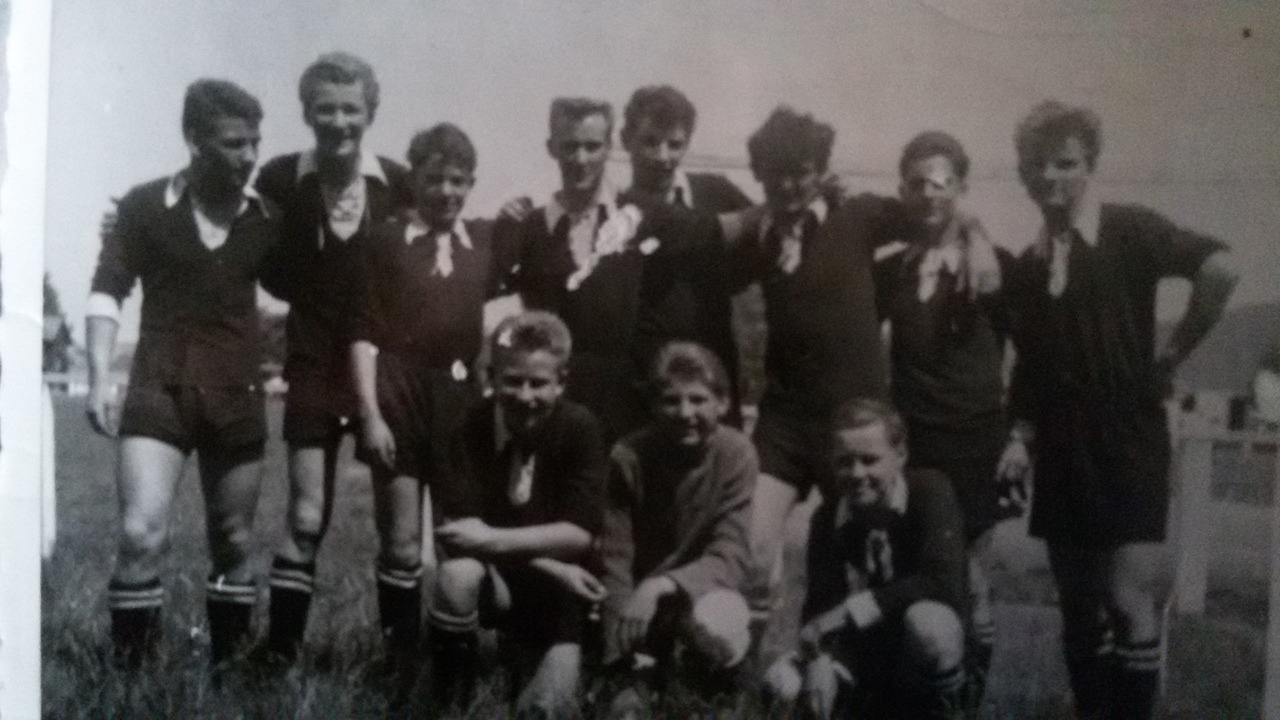 Teamgeist können wir Schanzer!
Hier die 2. ESV-Jugend von 1960 - an diesem Tag besiegte man den SV Saal mit 5:1! Auf dem Bild sind von links oben nach rechts unten: Back, Arens, Koch, Schneider, Bauernfeind, Maier, Wittman, Reyzick, Schamberger,...