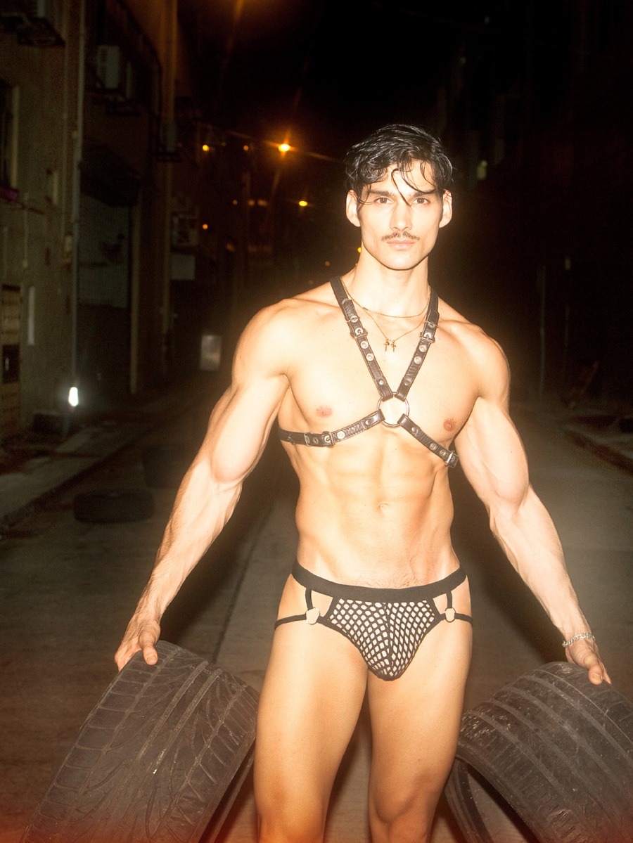 silvergrosgrain:  androphilia:  stripedhosenrubyslippers: Taner Sigirtmac channeling