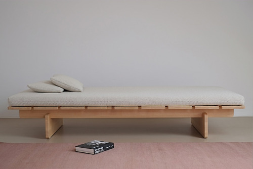 leibal:Barril is a minimalist daybed created by Germany-based designer Johannes Fuchs. The elegant d