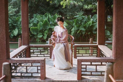hanfugallery: traditional chinese hanfu | song dynasty fashion| via Niki_镜子 Beizi/褙子 from Sinange/司南
