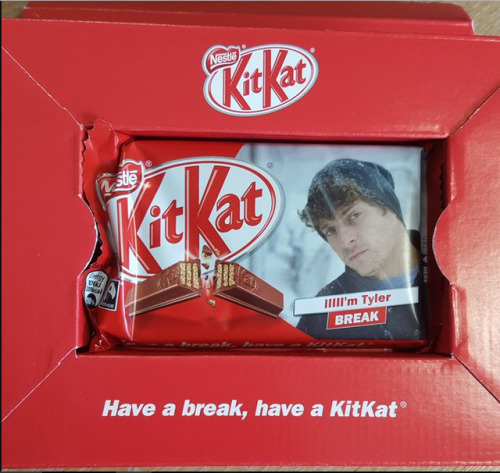 easterbunnymundlover: IIIIIII’m Tyler, and IIIIIIII’m on a KitKat Look what finally arri