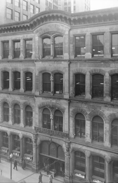 archatlas:   The Old Cincinnati Library I had never seen pictures of this building, it looks amazing, a books lover wet dream! 