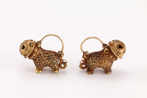 Pair of lion shaped earrings, 20th c. forgery of ancient jewellery style