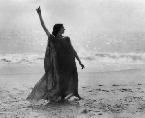 madivinecomedie: Arnold genthe. Stella Block,pupil of Isadora Duncan standing on beach 1900 See also
