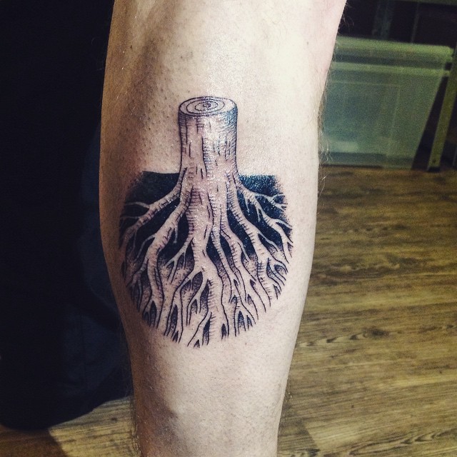 A picture of a tattoo of a crown attached to a oak. the oak has profond  roots on Craiyon