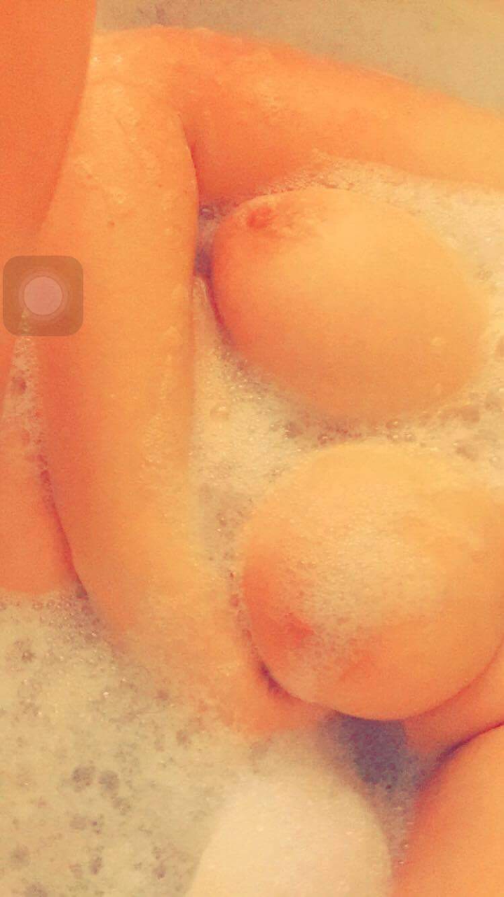 catsweaterz:  19, f, selling nudes 😘 HMU on snapchat or kik for pricing options
