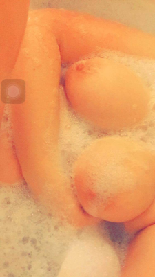 catsweaterz:  19, f, selling nudes 😘 HMU on snapchat or kik for pricing options so I can take care of you ❤️ snapchat/kik: sweetheart21297