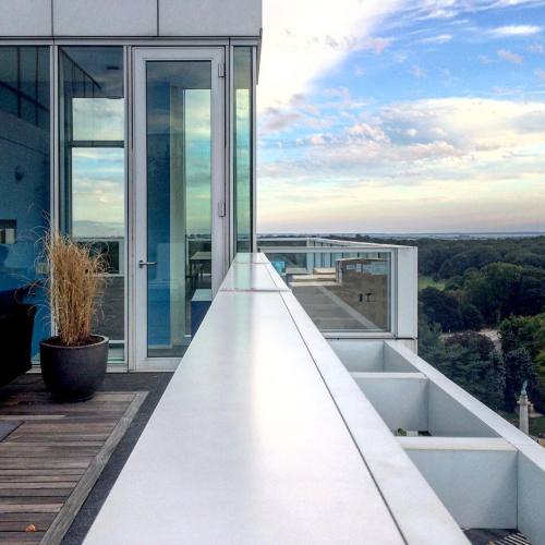 Summer is not over yet #rooftop #sunset #newyork #urban #architecture #perfectlines #richardmeier #b