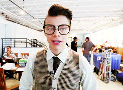 hstuyles:  Harry as Marcel in Best Song Ever - Behind The Scenes         
