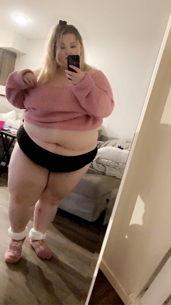 theplushblonde:Plush & Cozy 💕Having a threesome with my favourites Ben & Jerry’s. Who wants to come force me to eat the whole thing? 😘 Threesomes aree awesome especially with 2 big fat ladies