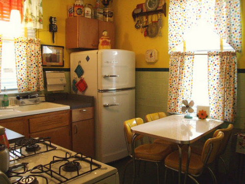 mouliin-rouge: Serie of things I like, for no apparent reason: 1. Kitchens 