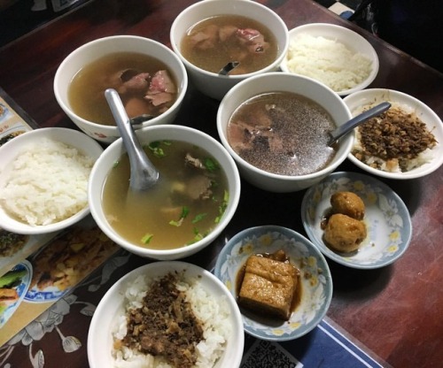 跟著觀光客一起擠 還是覺得灣裡好 #food #foodporn #taiwan #tainan #taiwanesefood #chinesefood #lunch #yummy #deliciou