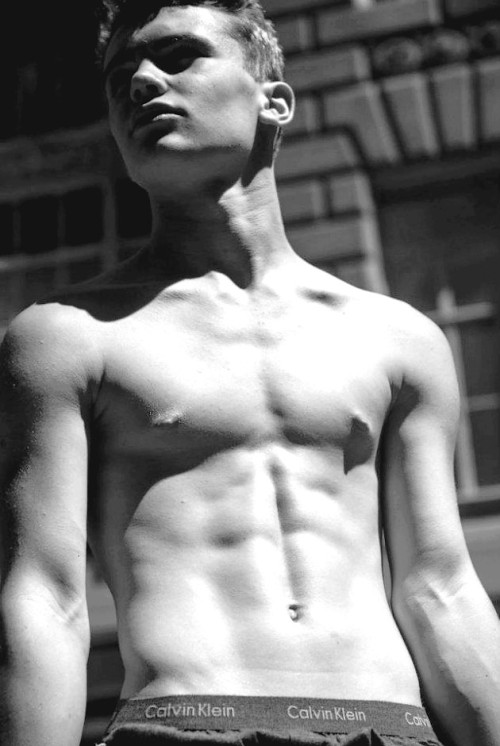 yoshicuteboy:  les garçons qui regardent ailleurs / boys who look away