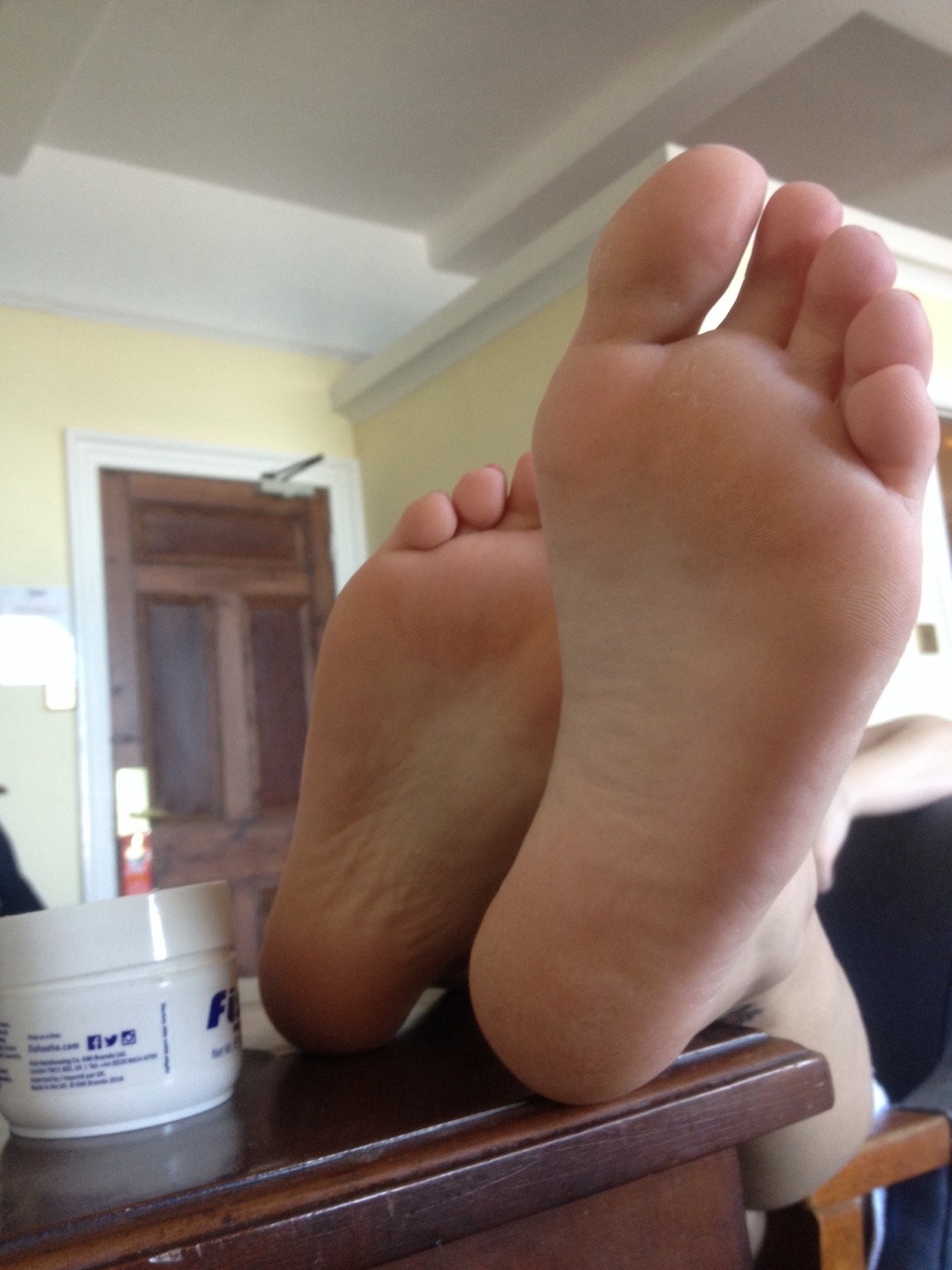 lucys-pretty-feet:  Haven’t posted in a while so here’s a little treat 👅 smell