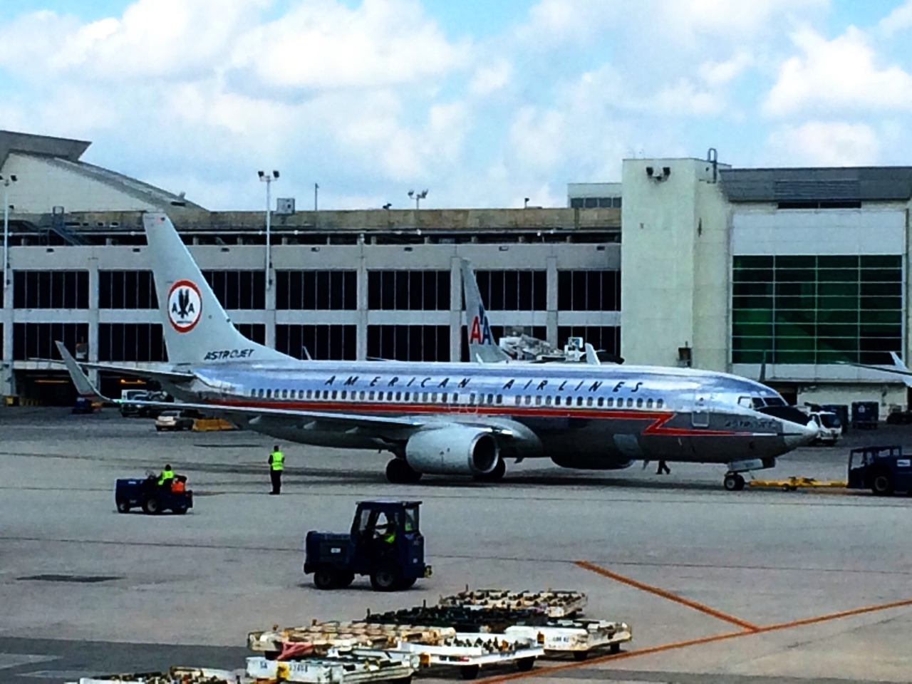 theplaneworld:  737-800 New colors, old colors, and retro colors