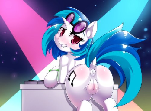 mlp-sex-gifs:  A little bit of vinyl never hurts also thank you to all of those who have followed me you are the best :D 