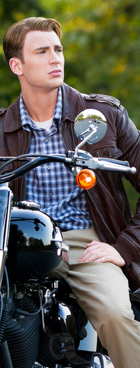 Chris Evans + Harley Davidson Street 750 : Avengers (on set) 